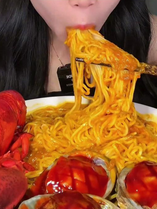 蟹黄拌面 配上小龙虾、小鲍鱼太过瘾