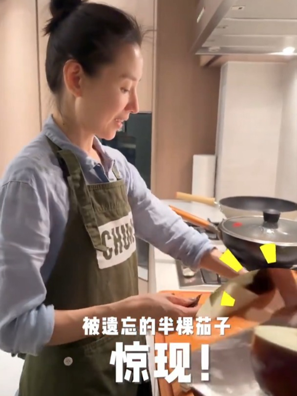 董洁又做了下饭菜,茄子烧土豆,没想到顶顶心里只有糖醋排骨!