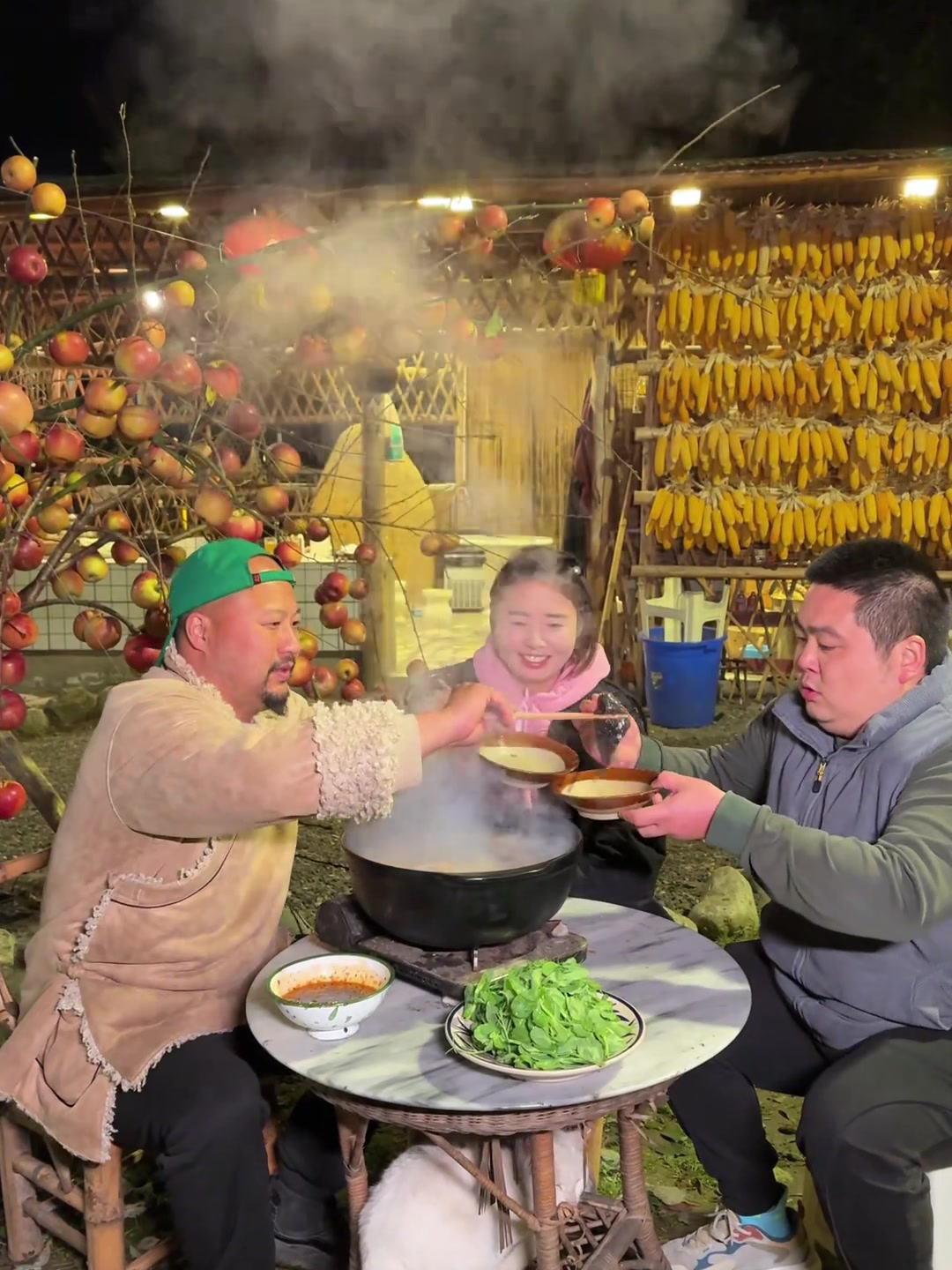 万般滋味,都是生活。炖锅十全大补汤,顺便背点烂苹果喂猪