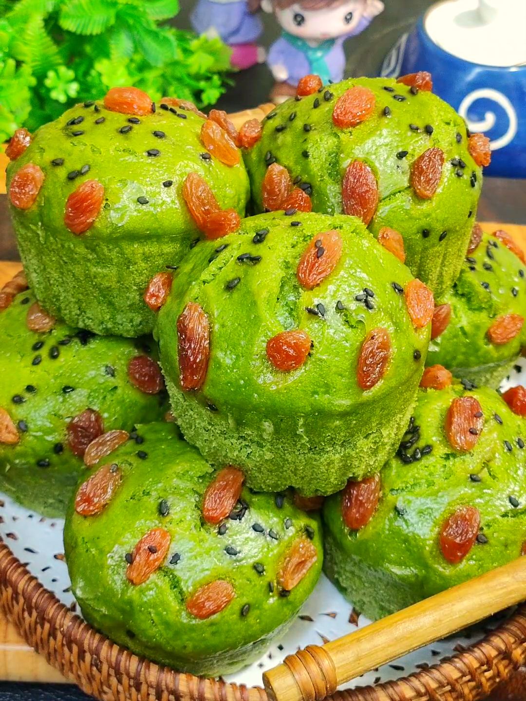 把菠菜汁倒进面粉里,没想到这么好吃,吃一次就忘不了,太解馋了