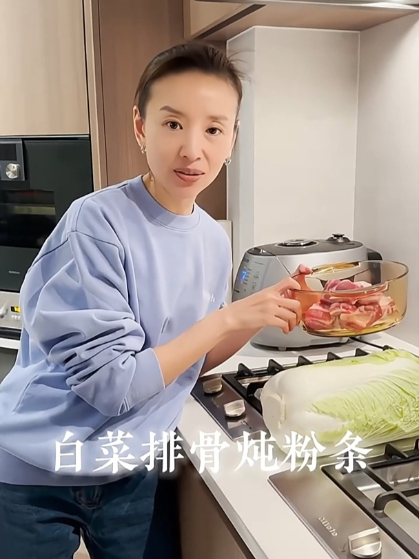 董洁又来做饭啦,白菜排骨炖粉条!