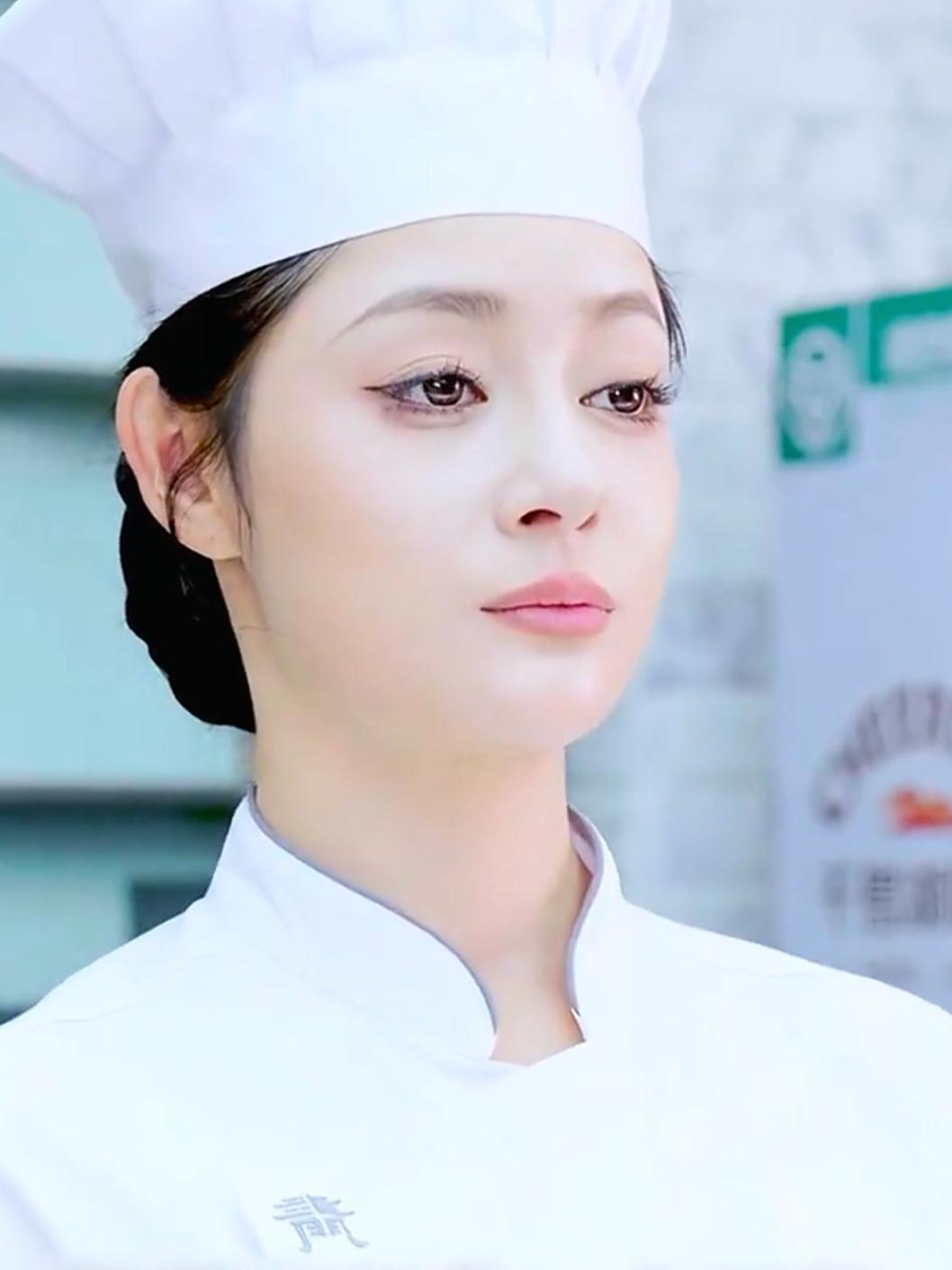女孩每次杀鱼却不着急动手,而是要给鱼先做按摩一小时