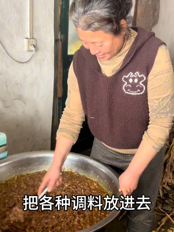 包冻饺子是我们这农村几十年的传统,带大家看看东北农村猫冬生活