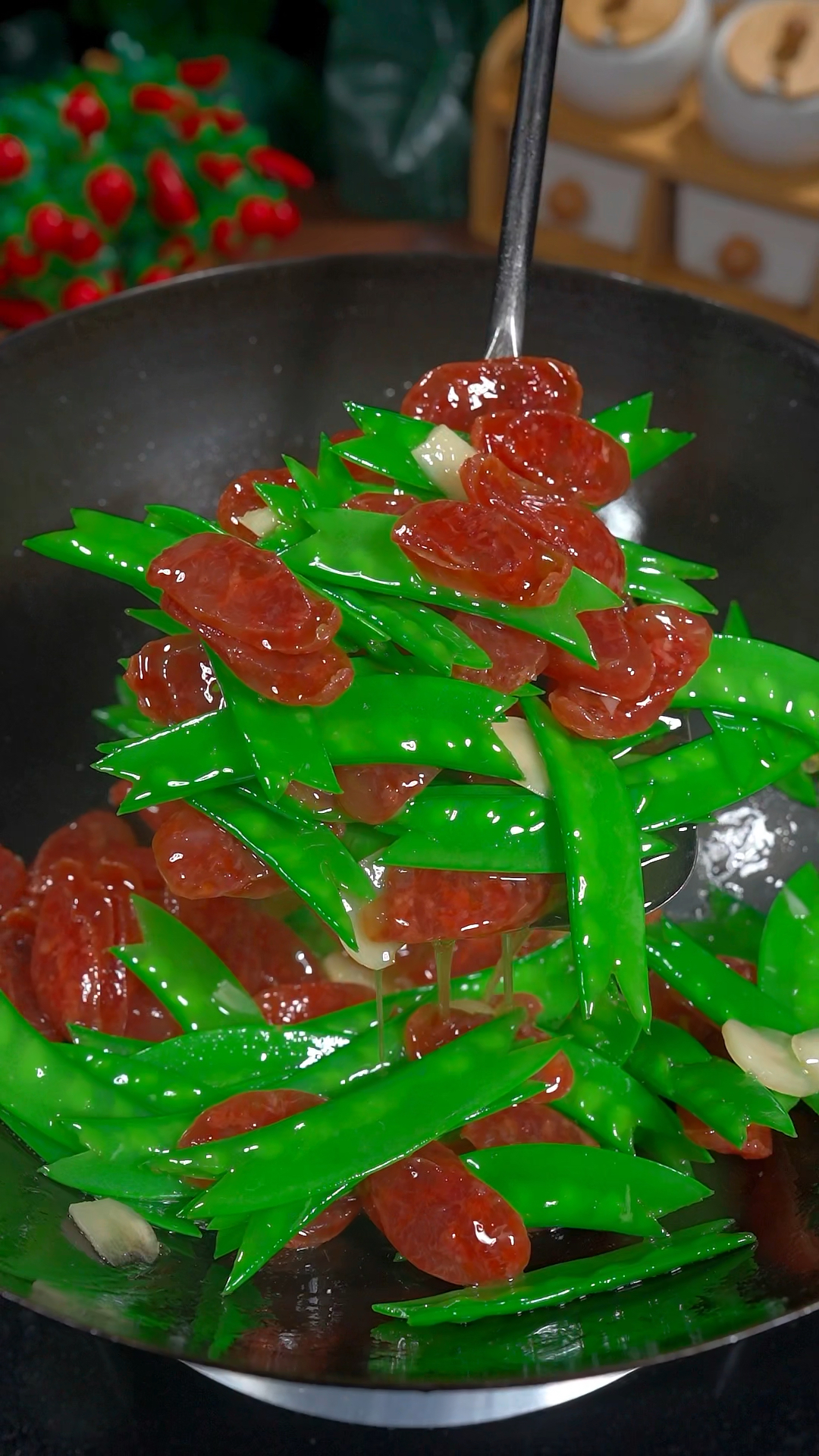 荷兰豆炒腊肠 荤素搭配 口感嫩脆爽口 你也赶紧试试吧#荷兰豆炒腊肠#家常菜#美食