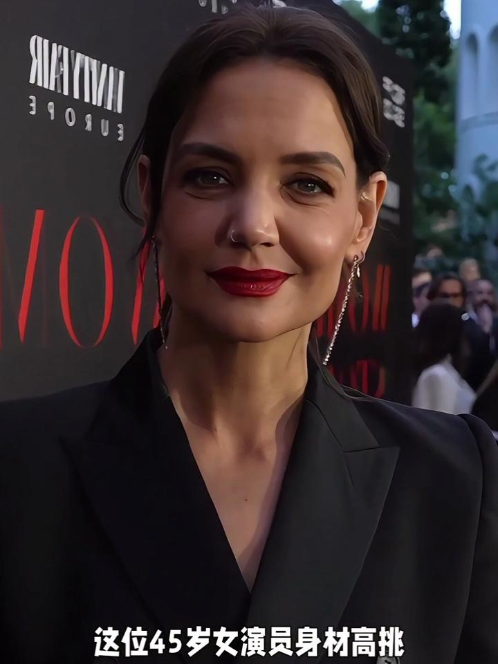 阿汤哥前妻凯蒂:盈盈一握的小蛮腰,尽显女性柔美曲线!