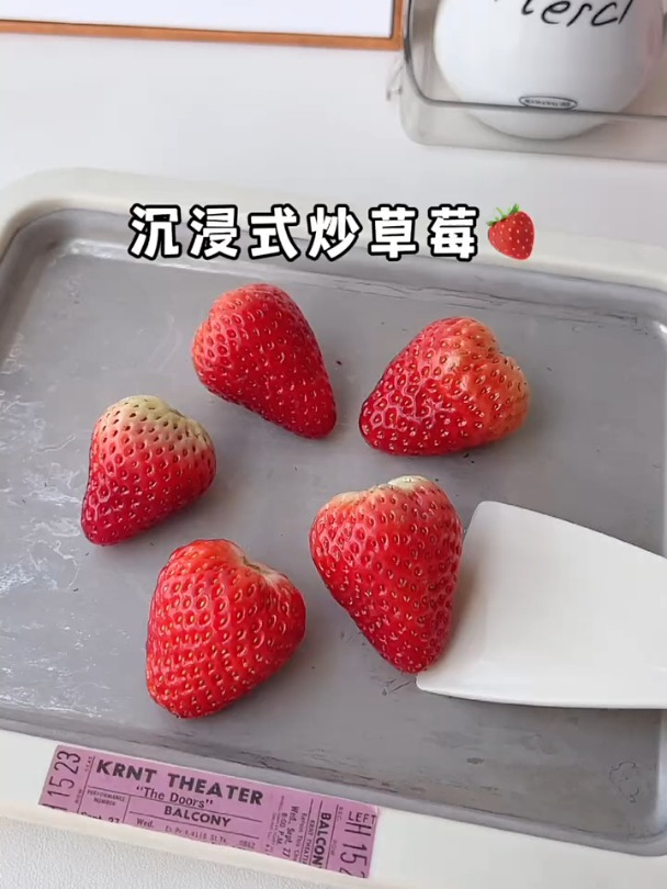 吃不完的草莓不要扔,做成好吃的炒酸奶吧