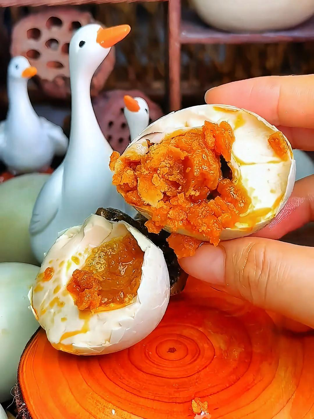 滋滋流油海鸭蛋你们吃过吗?正宗北海红树林的,海边散养鸭下的蛋