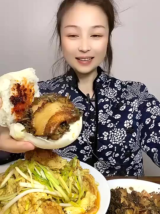 美食吃播:梅菜扣肉夹馒头