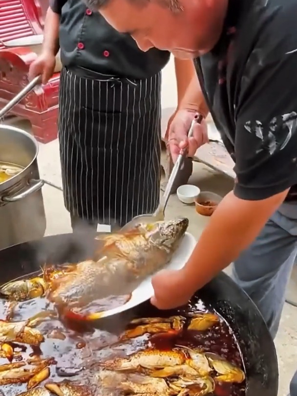 不知道是谁研究这么有意思的东西,能煎能铲!煎鱼、煎蛋都好用!