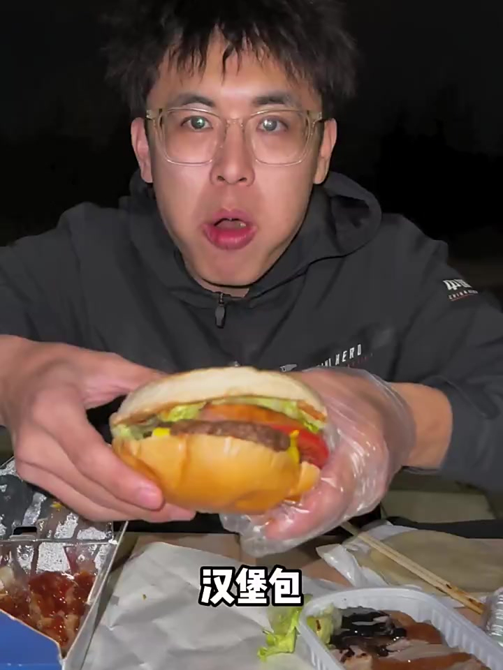 炸鸡汉堡奶茶烤鸭四种小吃,看着风景吃着美食,真的太幸福了