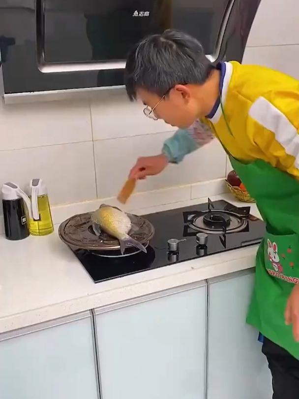 不知道是谁研究这么有意思的东西,能煎能铲!煎鱼、煎饼都好用!