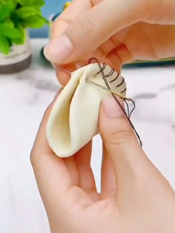 包饺子别用手了,瞧这自动包饺子器,1分钟200个,高级