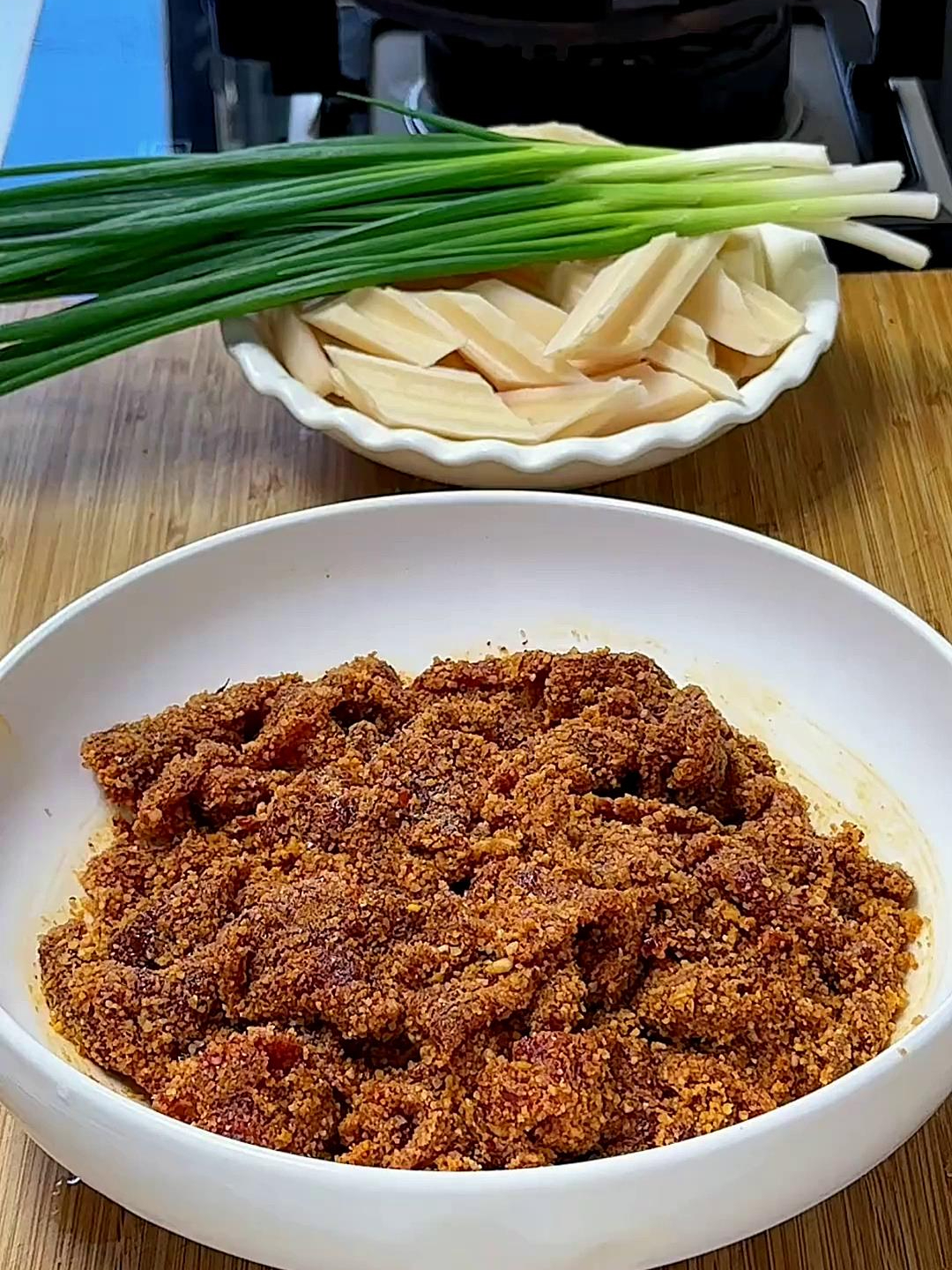 小时候特别喜欢吃奶奶做的糯米粉蒸肉,长大了还是喜欢