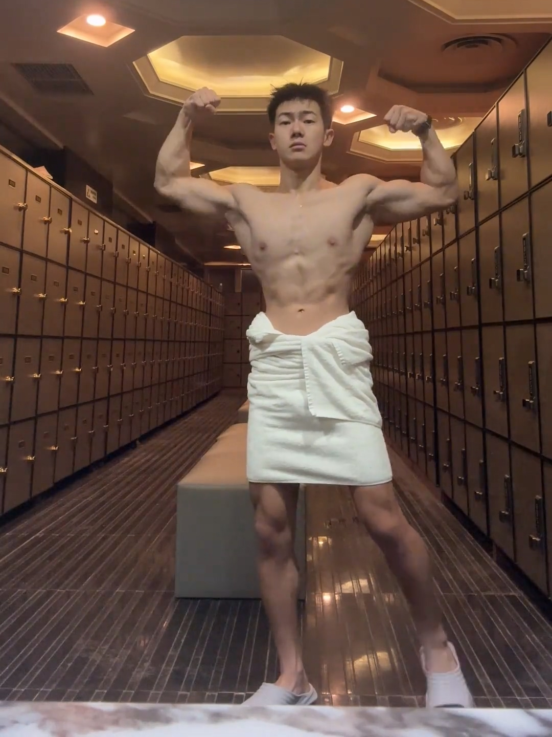 洗完澡自拍的肌肉男