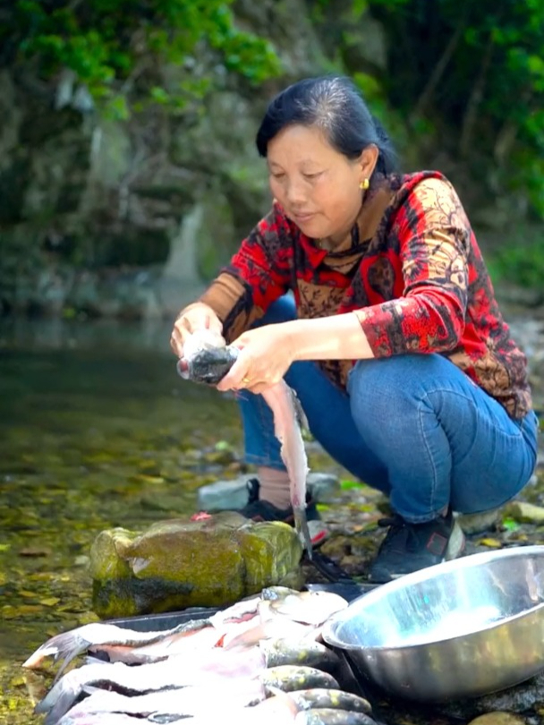 别人不要的鱼骨头姥姥拿来这样做,还挺香的呢!