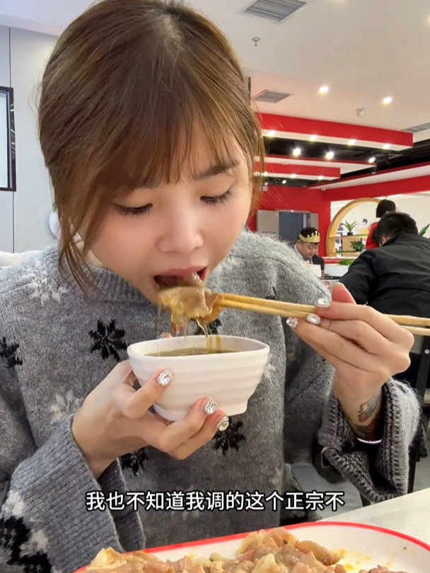 花28在自助小火锅里哐哐造人家炸鸡肉卷荷包蛋能有多快乐