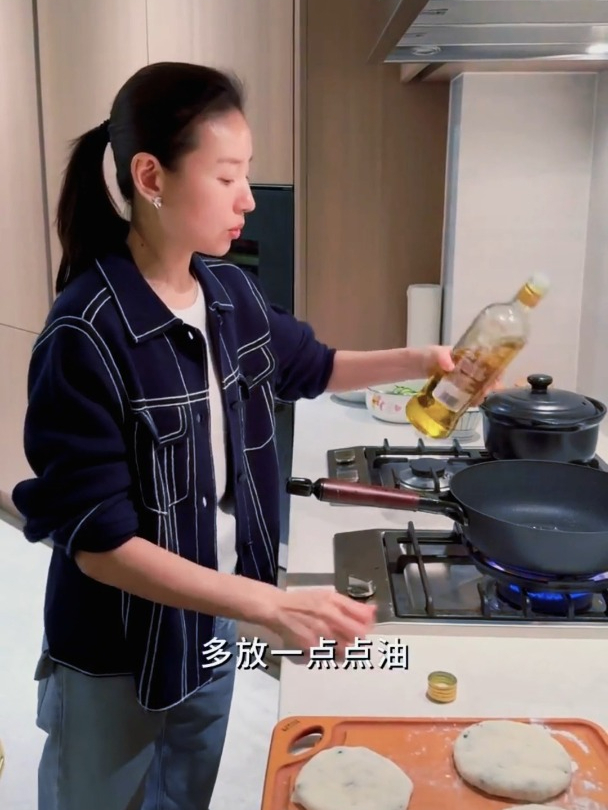 董姐今天的馅饼很成功啦!我咋这么热爱韭菜虾仁馅儿呢!