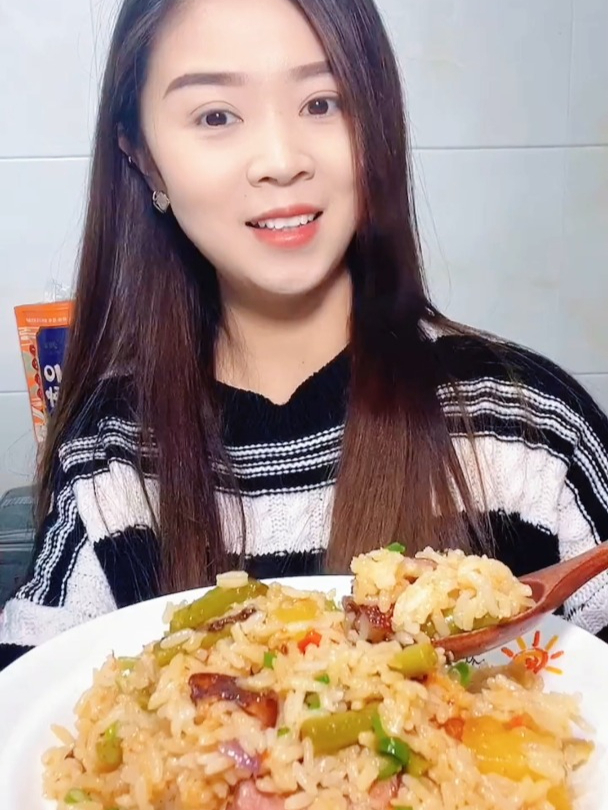 香味扑鼻,有肉有菜又有主食的腊肉焖饭。简单又好吃