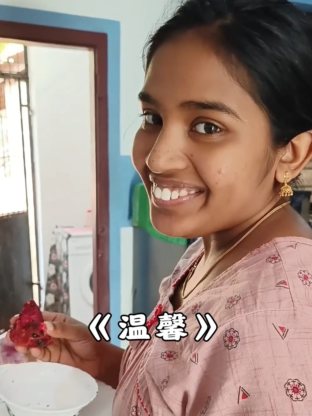 一块小小的蛋糕,表达了男孩的关爱