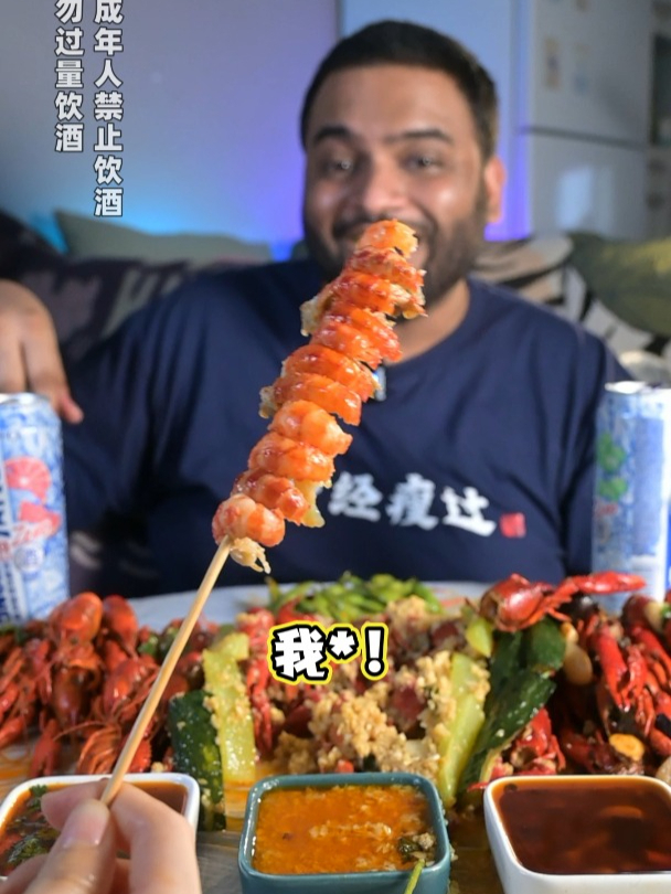 老外挑战炫100个小龙虾,配0糖强爽,上头!