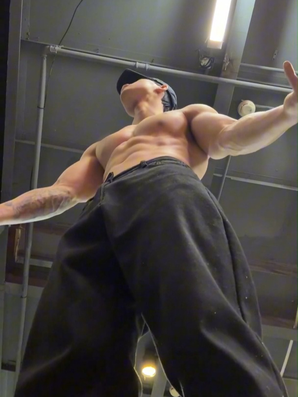 腹肌开瓶盖的肌肉帅哥