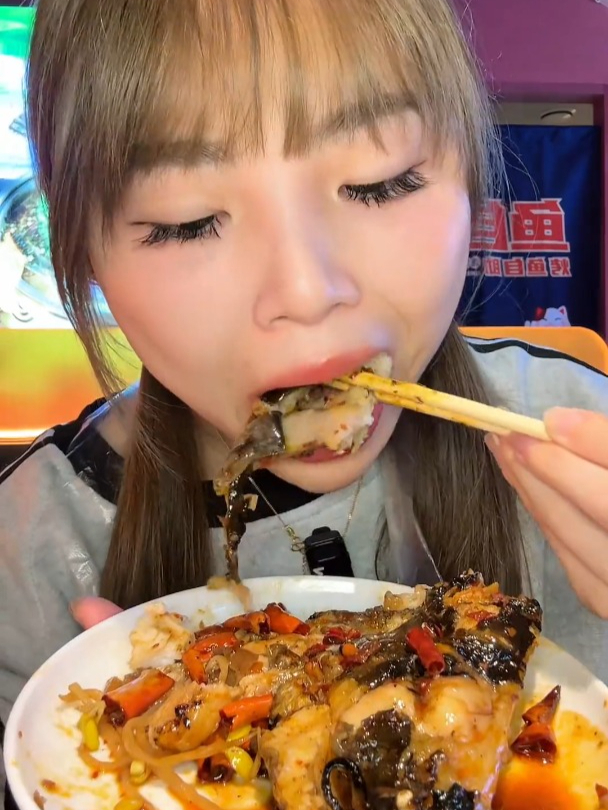 烤鱼自助连炫四条脆皮大烤鱼也太快乐啦