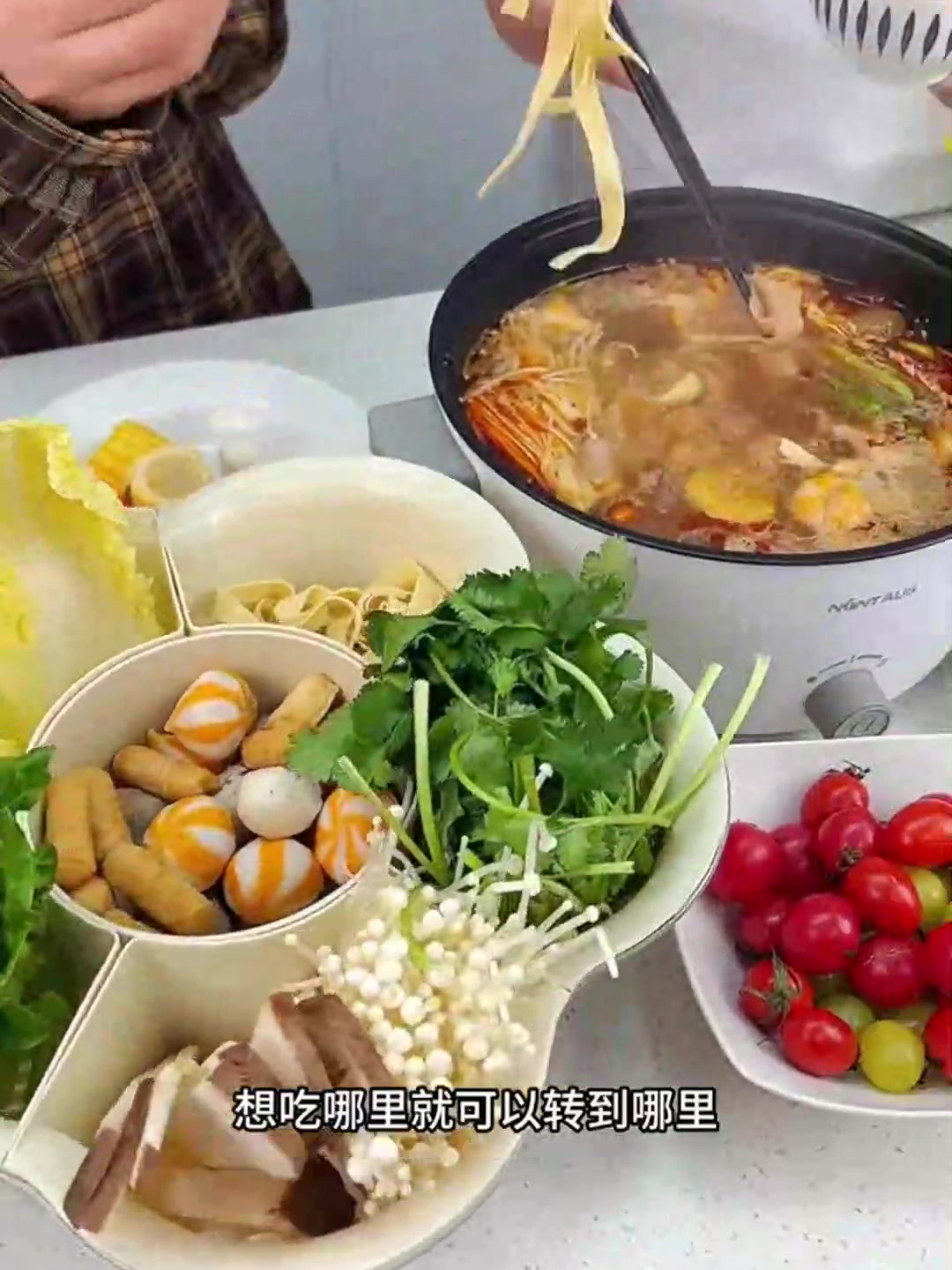家里有这个可以旋转的火锅拼盘,在家吃火锅用它放菜