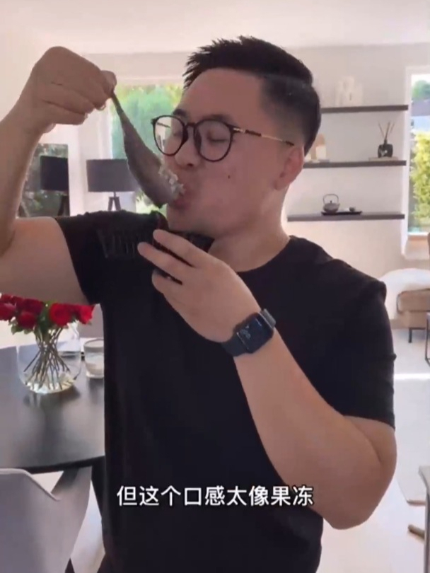 荷兰人爱生吃的鲱鱼,鱼油很丰富,如果上碳烤应该会更棒