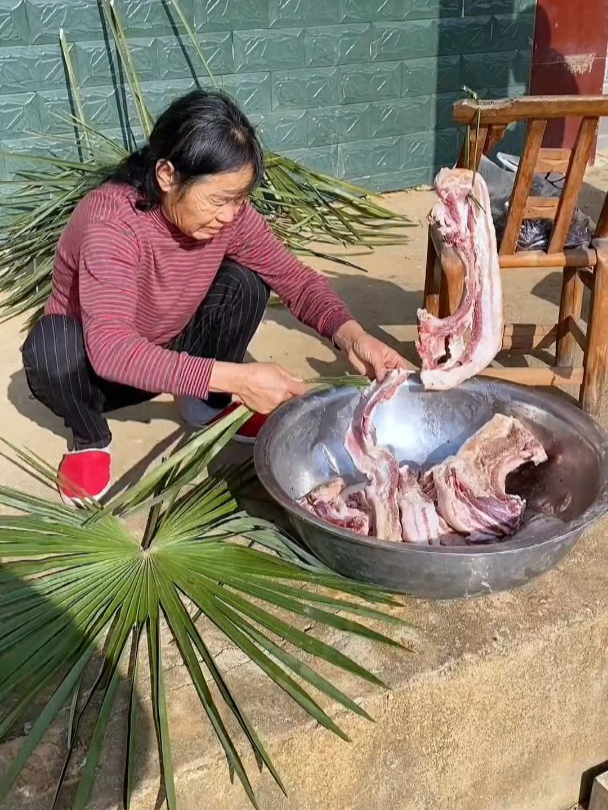晾腊鱼腊肉别再用绳子绑了,现在都用这挂钩,操作简单,方便实用