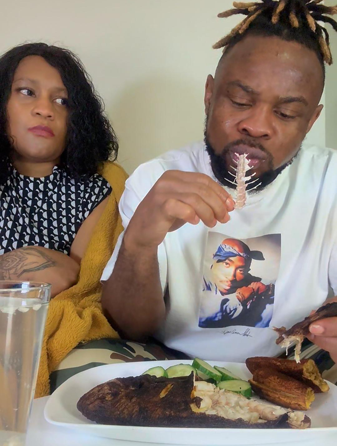 老外都是如何花式吃鱼的,连鱼骨和鱼鳍都一起吃下去,真不可思议