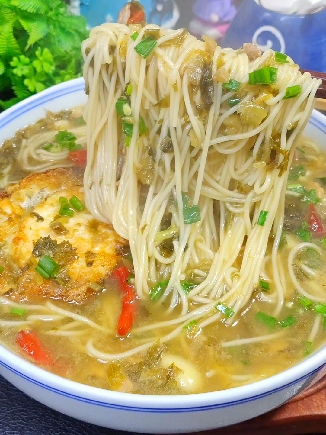 天冷的时候,来上一碗雪菜肉丝面,全身暖呼呼的,太美味了