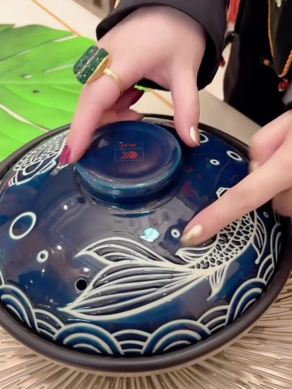 康舒浮雕年年有鱼浅锅耐热陶瓷砂锅深锅干烧锅煲仔饭家用明火沙锅