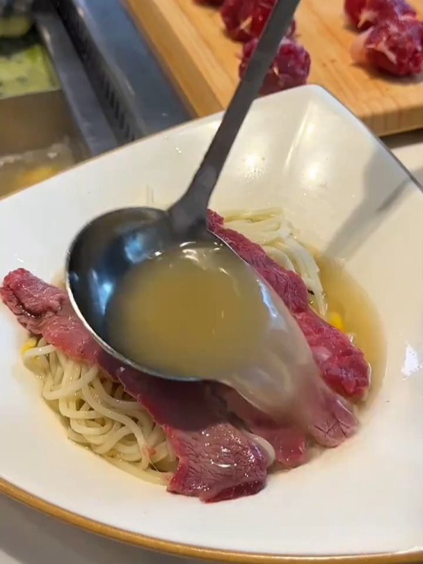 海底捞小哥:吃吧吃吧,锅我一会儿去洗