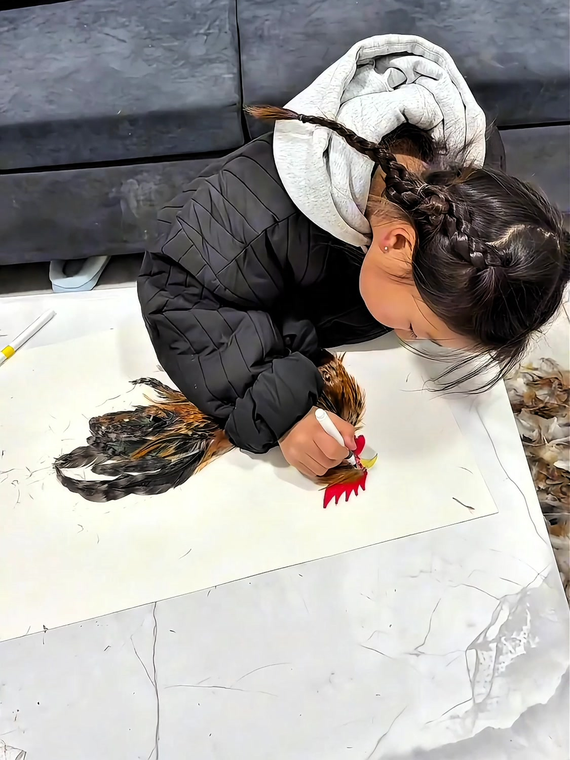 老师布置了画一只鸡的作业,女孩直接拿鸡毛画了个写实画