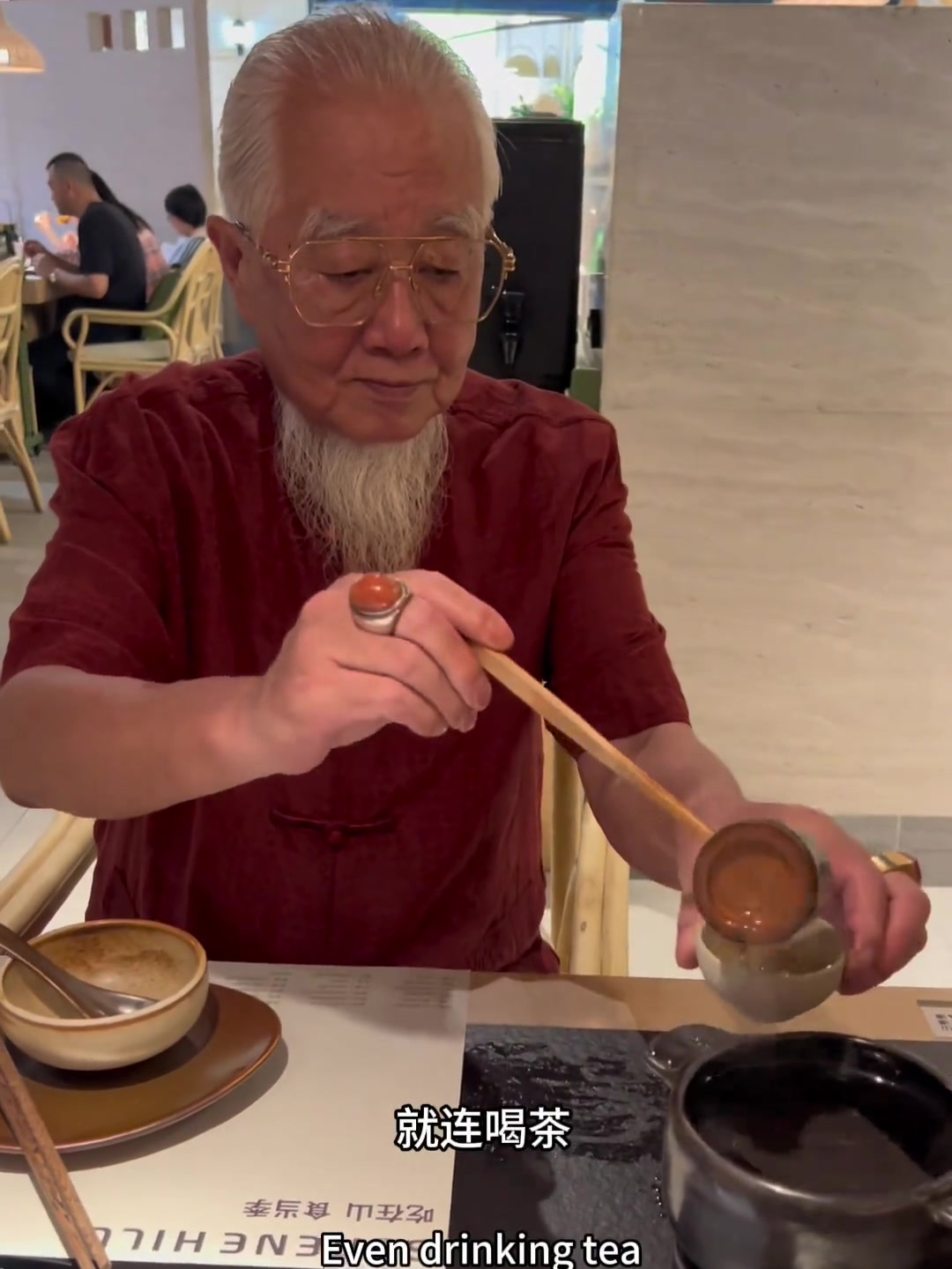 乐山传统红汤锅,都是些新奇食材