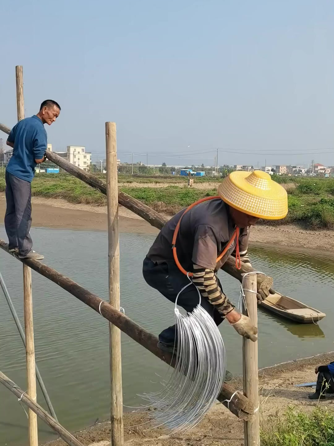鱼塘上也要建大棚了,给鱼塘保温,水不冻鱼儿长得也快