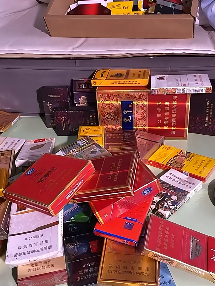 开箱极品烟卡盲盒,中华根本排不上号