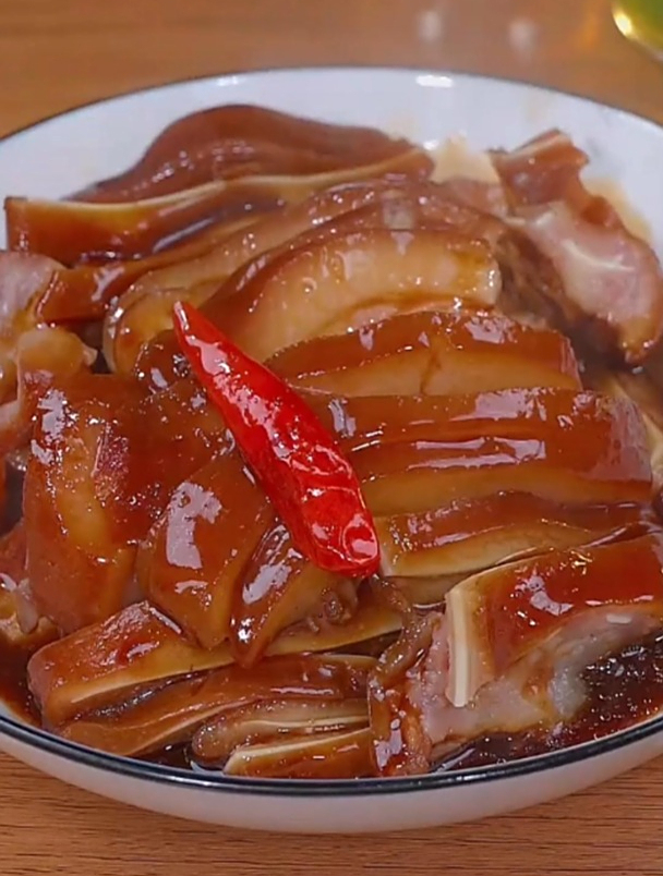 味道酱香浓郁的猪头肉做法