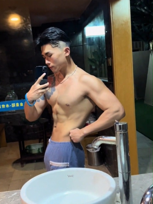 理完发的肉壮肌肉男