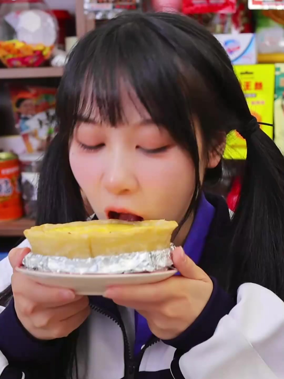 小卖部姐姐做了一个超级大蛋挞,真的太好吃了!