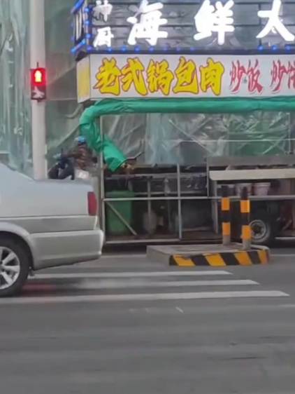 街头惊现流动大饭店,点个外卖,他直接跑家门口炒