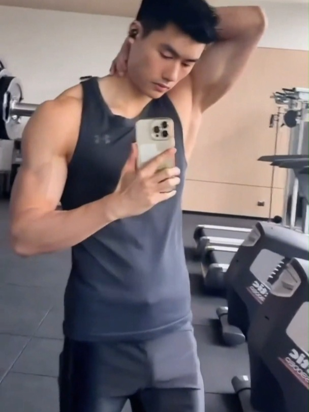 训练结束的黑皮肌肉男