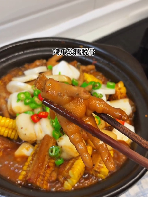 香辣鸡爪煲、干锅花菜、上汤菠菜,礼拜天一家人好好吃个饭!