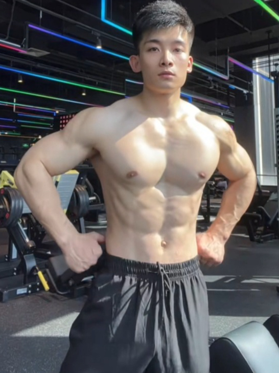 白到发光的肌肉猛男