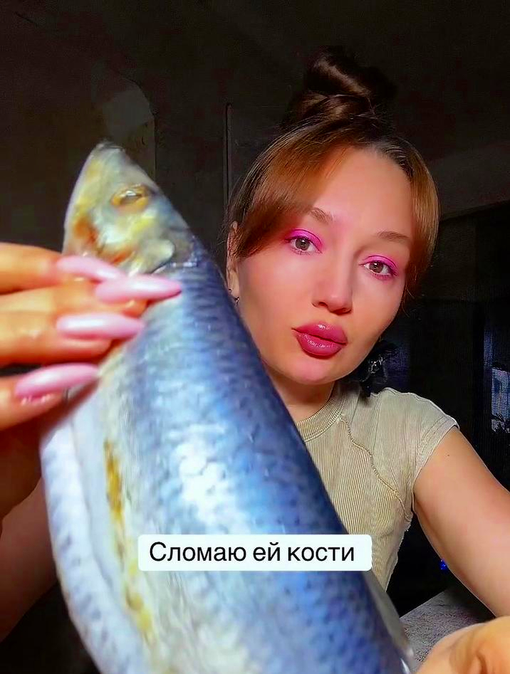 俄罗斯人都是如何花式吃腌鱼的,这鱼好吃到连骨头都不剩,真香啊