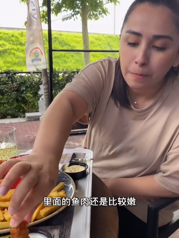 中午来一盒炸鱼配薯条,蛋白质和碳水都有了,就是容易胖