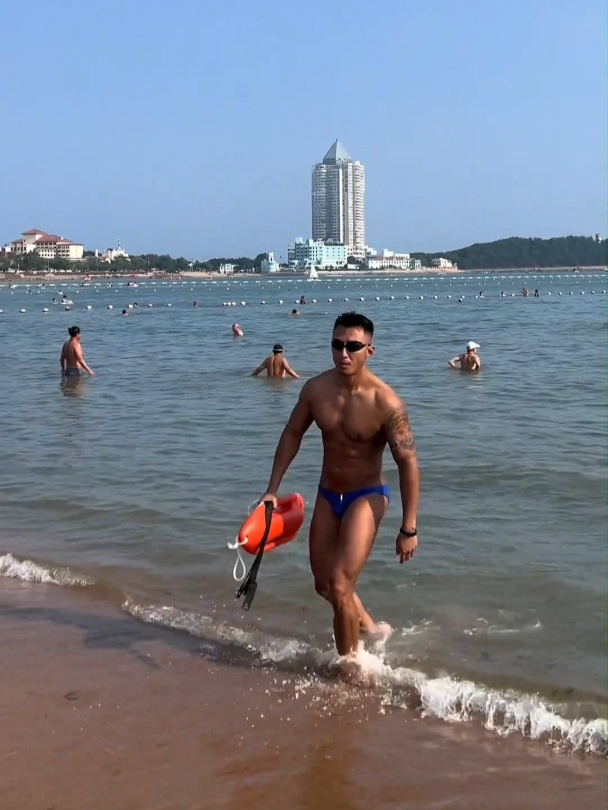 爱游泳的黑皮肌肉男