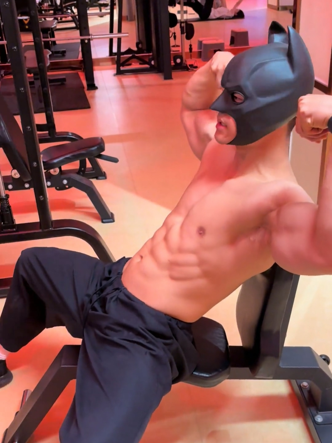 健身房的蝙蝠侠肌肉男