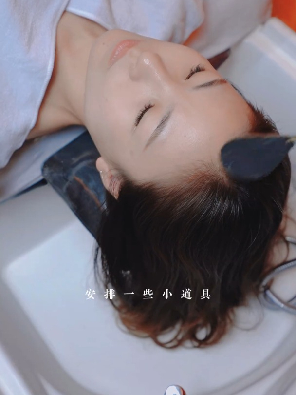 小姐姐多次烫染头发,导致干枯分叉,今天给她安排鱼子酱护发