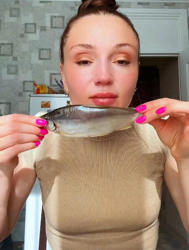 俄罗斯人都是如何花式吃熏鱼的,这真是好吃到连骨头都不剩,真香